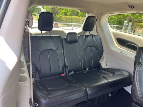 Used 2023 Chrysler Pacifica Touring-L FWD image 34