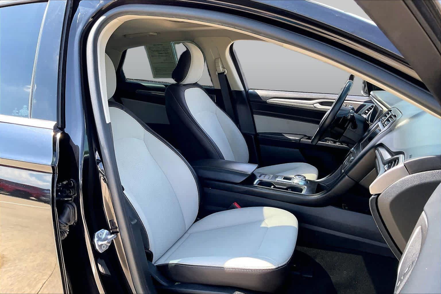 Used 2019 Ford Fusion SE w/ Equipment Group 151A FWD image 9