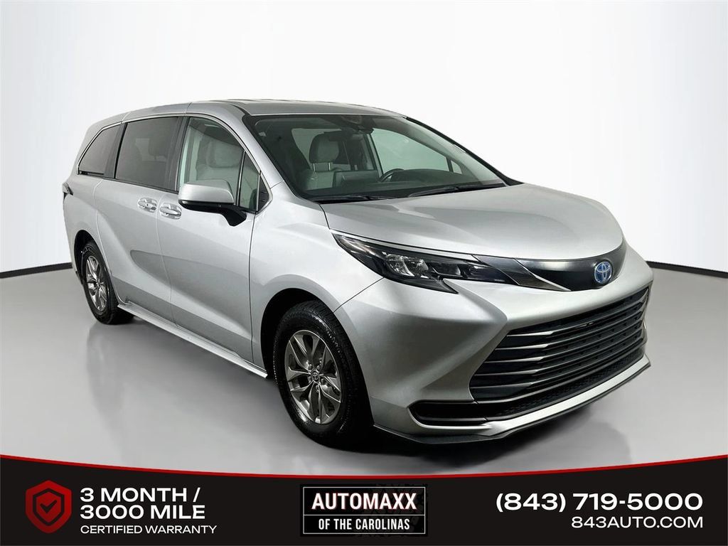 Used 2024 Toyota Sienna LE FWD image 1