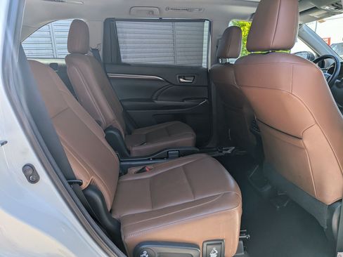 Used 2018 Toyota Highlander Limited Platinum AWD/4WD image 31
