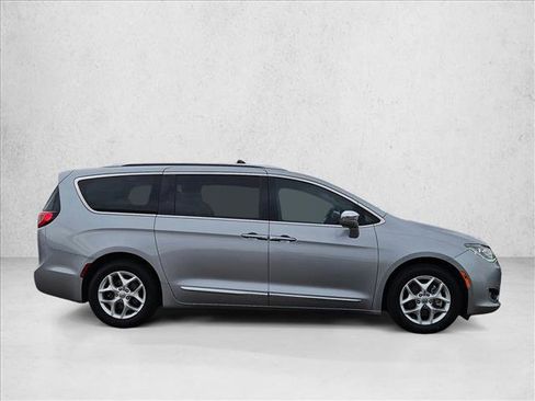 Used 2020 Chrysler Pacifica Limited image 4
