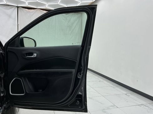 Used 2019 Jeep Compass Latitude w/ Cold Weather Group AWD/4WD image 17