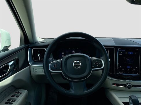 Used 2022 Volvo XC60 B5 Momentum image 25