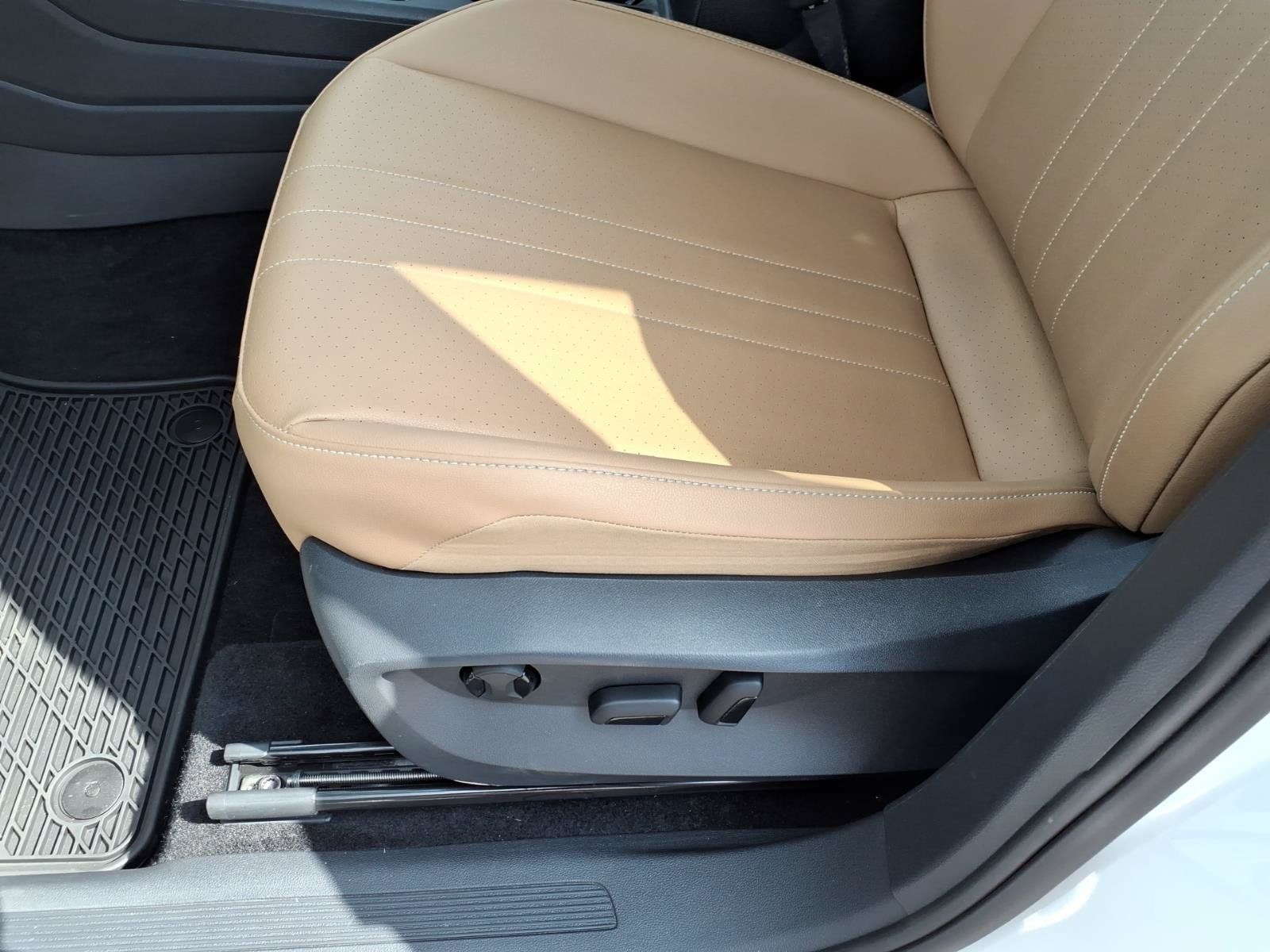Used 2023 Volkswagen Tiguan SE FWD image 16