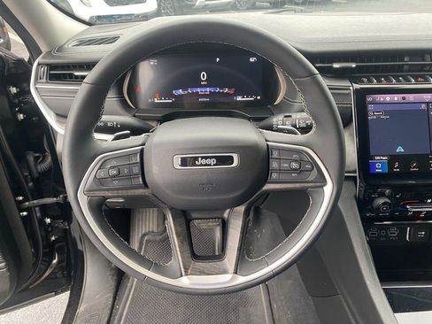 Used 2023 Jeep Grand Cherokee Limited image 17