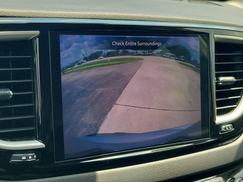 Used 2024 Chrysler Pacifica Touring-L FWD image 32