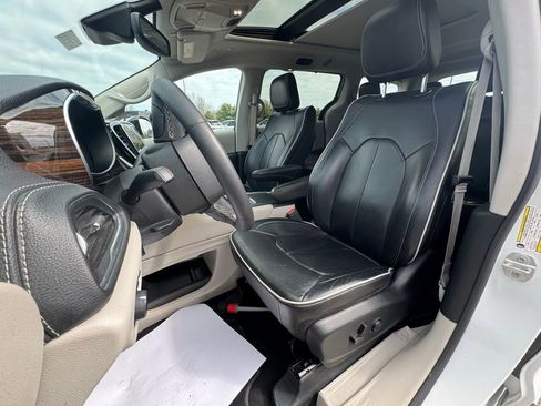 Used 2023 Chrysler Pacifica Limited image 12