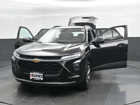 Used 2025 Chevrolet Trax LT FWD image 47