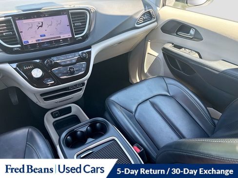 Used 2023 Chrysler Pacifica Touring-L FWD image 28