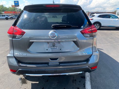 Used 2017 Nissan Rogue SV AWD/4WD image 4