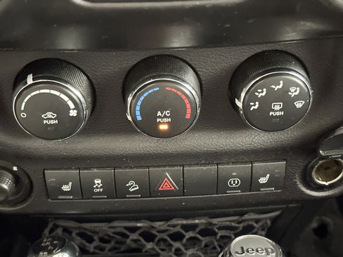 Used 2017 Jeep Wrangler Unlimited Sahara w/ Connectivity Group AWD/4WD image 19