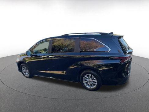 Used 2025 Toyota Sienna XLE image 10