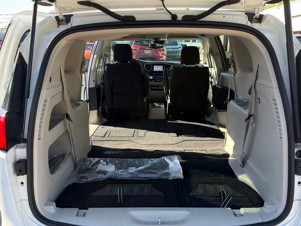 Used 2024 Chrysler Voyager LX FWD image 9