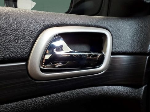 Used 2020 Jeep Grand Cherokee Altitude AWD/4WD image 15
