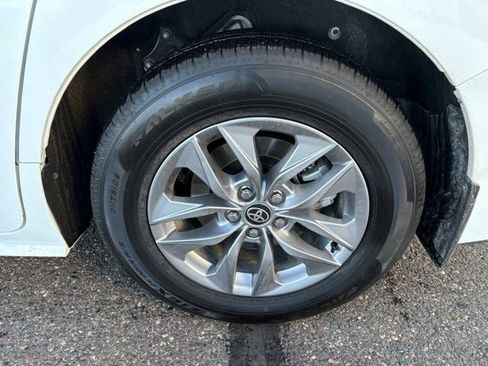 Used 2025 Toyota Sienna LE image 9