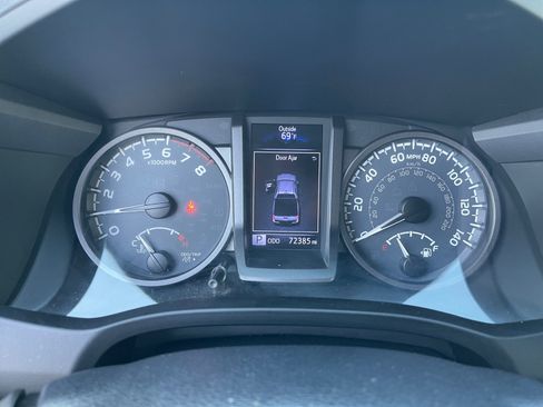 Used 2019 Toyota Tacoma TRD Sport w/ Technology Package image 18