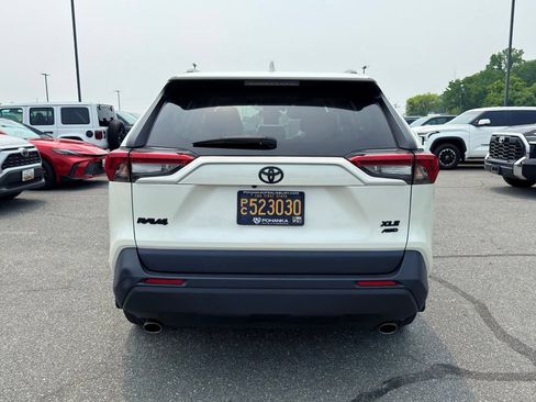 Used 2022 Toyota RAV4 XLE Premium AWD/4WD image 4