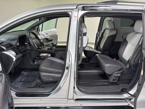 Used 2021 Toyota Sienna XSE FWD image 12