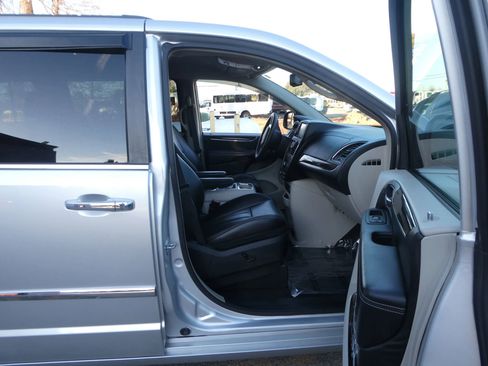 Used 2011 Chrysler Town & Country Touring-L w/ Entertainment Group #2 image 25