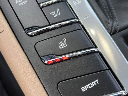 Used 2021 Porsche Macan w/ Premium Package image 32