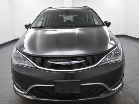 Used 2018 Chrysler Pacifica Touring-L Plus image 2
