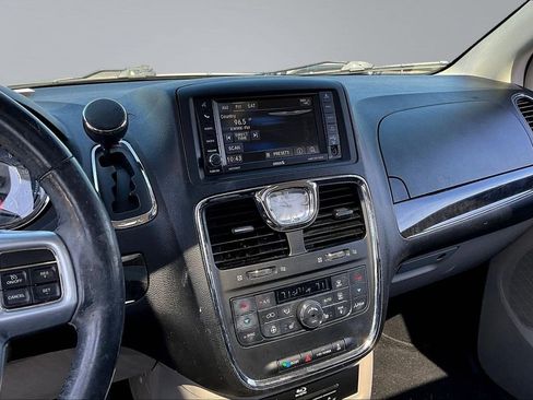 Used 2014 Chrysler Town & Country Touring-L w/ Driver Convenience Group FWD image 9