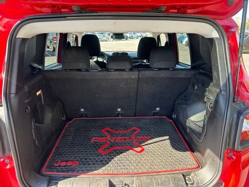 Used 2018 Jeep Renegade Latitude w/ Cold Weather Group AWD/4WD image 9