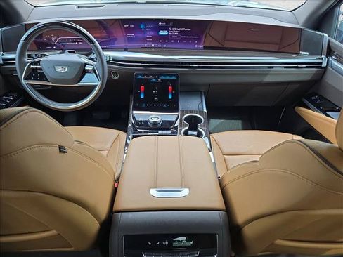 Used 2025 Cadillac Escalade Premium Luxury w/ LPO, Floor Liner Package AWD/4WD image 18