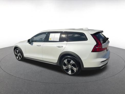 Used 2025 Volvo V60 B5 Cross Country Plus image 9