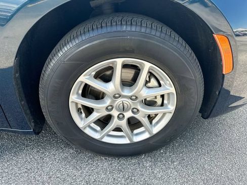 Used 2024 Chrysler Pacifica Touring-L FWD image 12