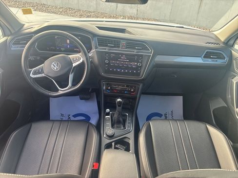 Used 2022 Volkswagen Tiguan SE w/ Panoramic Sunroof Package AWD/4WD image 17