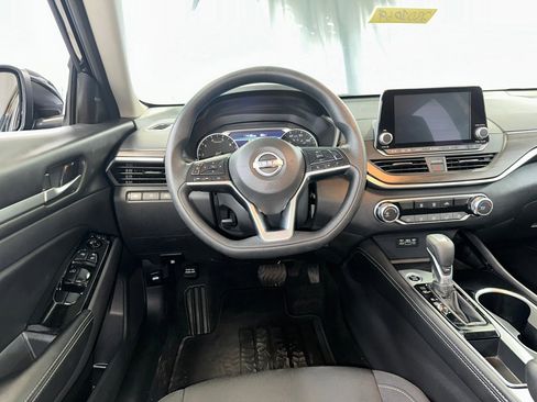Used 2023 Nissan Altima 2.5 SV FWD image 2