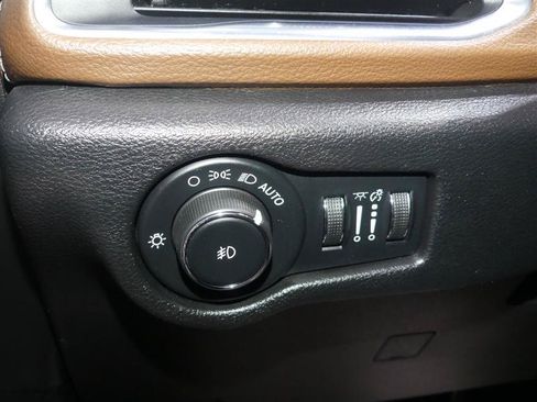Used 2020 Chrysler Pacifica Limited w/ Tire & Wheel Group FWD image 27