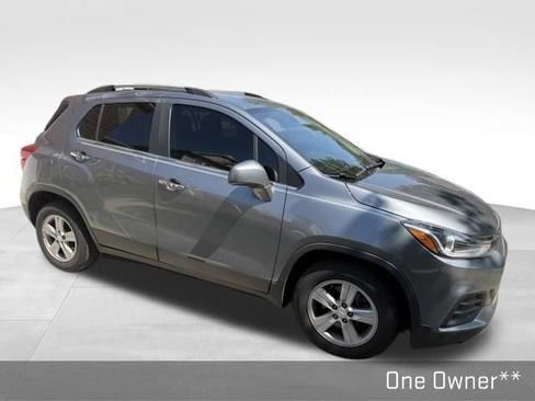 Used 2020 Chevrolet Trax LT w/ LT Convenience Package FWD image 11