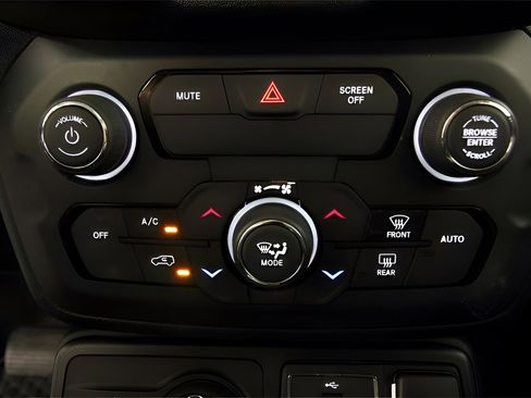 Used 2018 Jeep Renegade Latitude w/ Safety & Security Group image 14