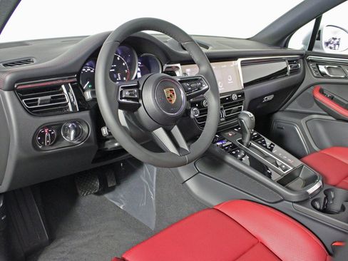 Used 2025 Porsche Macan image 4