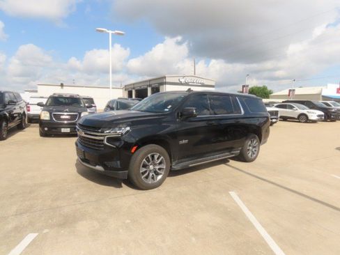 Used 2021 Chevrolet Suburban LT w/ LT Signature Package RWD image 2