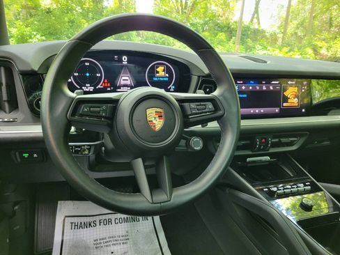 Used 2024 Porsche Cayenne AWD/4WD image 29