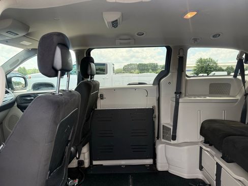 Used 2013 Dodge Grand Caravan SXT image 28