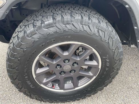 Used 2023 Jeep Gladiator Overland AWD/4WD image 9