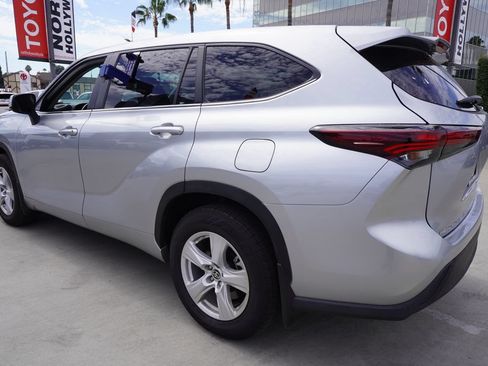 Used 2024 Toyota Highlander LE AWD/4WD image 5