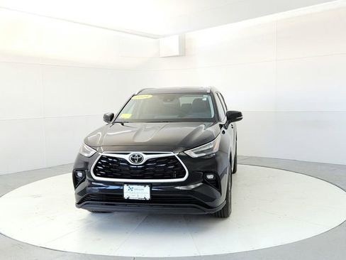 Certified 2024 Toyota Highlander XLE AWD/4WD image 2