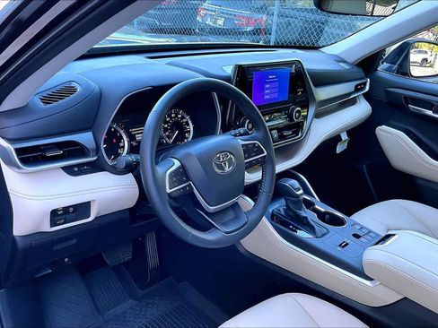 Certified 2025 Toyota Highlander XLE FWD image 18