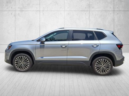 Used 2025 Volkswagen Taos SE FWD image 8