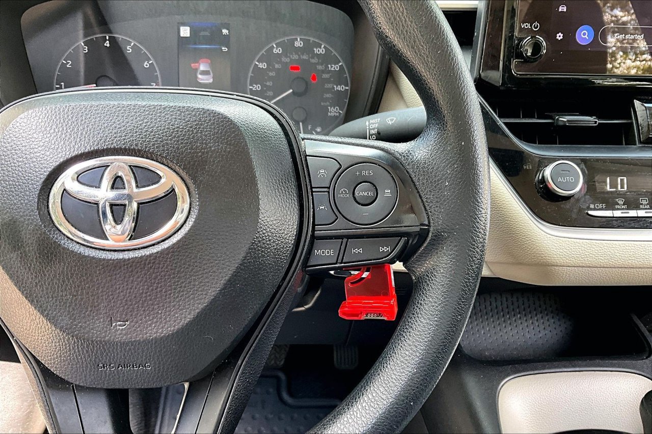 Used 2025 Toyota Corolla LE FWD image 11