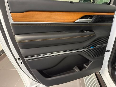Used 2024 Jeep Grand Wagoneer L Series III AWD/4WD image 42
