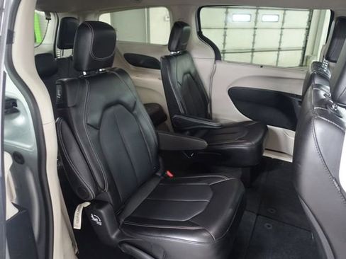 Used 2024 Chrysler Pacifica Touring-L image 23