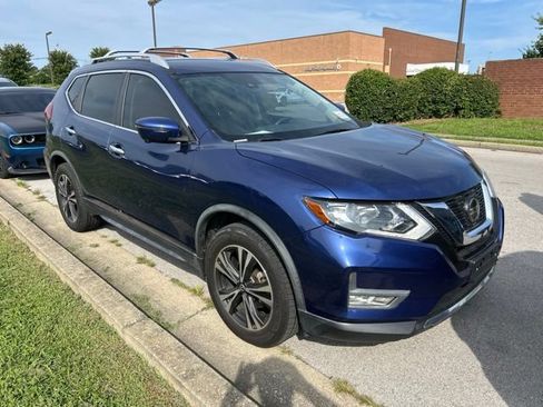 Used 2019 Nissan Rogue SV w/ Premium Package FWD image 2