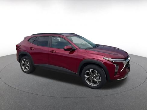 Used 2025 Chevrolet Trax LT w/ LT Convenience Package FWD image 2