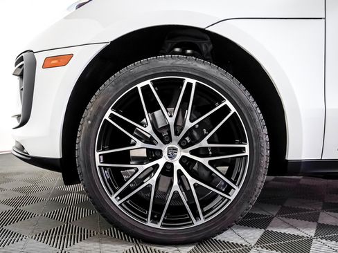 Certified 2025 Porsche Macan image 13